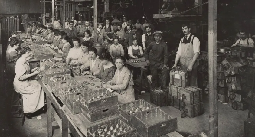Mulheres trabalham na linha de produção da fábrica de armamentos Brewery Road Works, em 1916, na Inglaterra — Foto: Reuters/Archive of Modern Conflict London